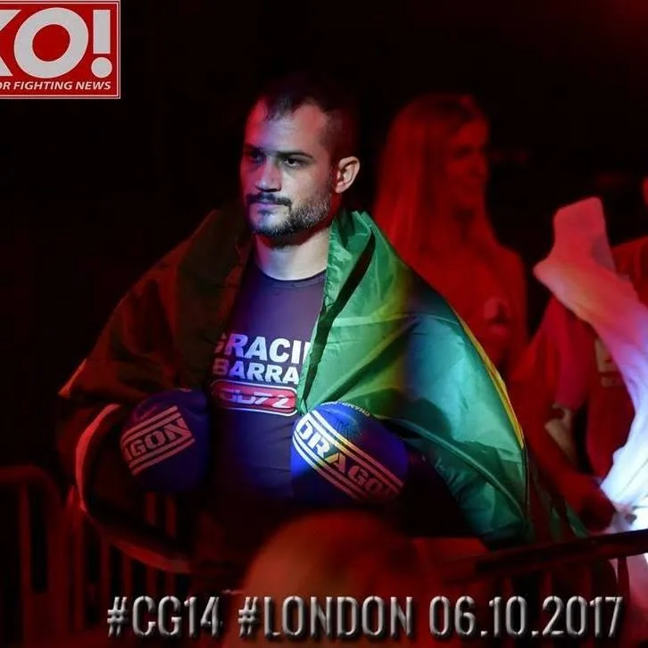 Atleta envolto na bandeira do Brasil em Londres