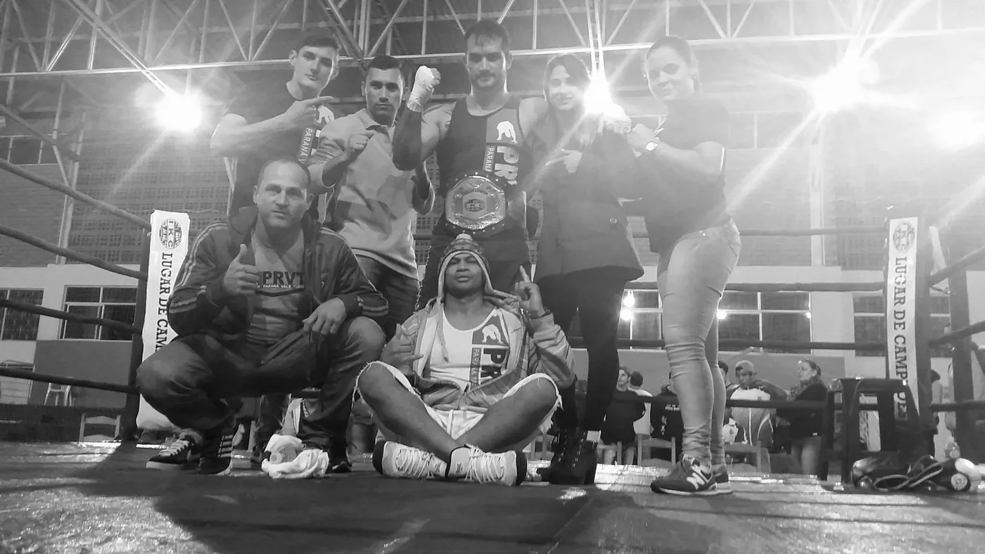 Equipe celebrando o título brasileiro de K1