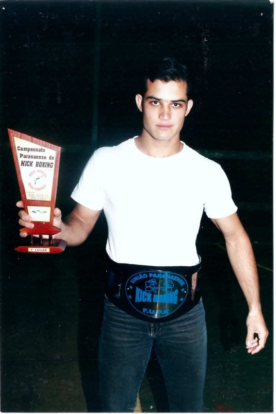 Campeão Paranaense de Kickboxing com troféu em 2005
