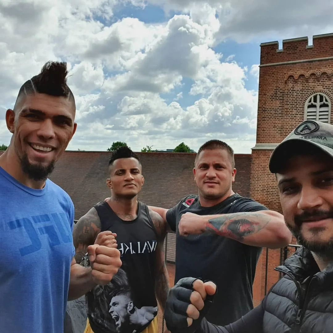 Equipe de atletas reunida em Londres