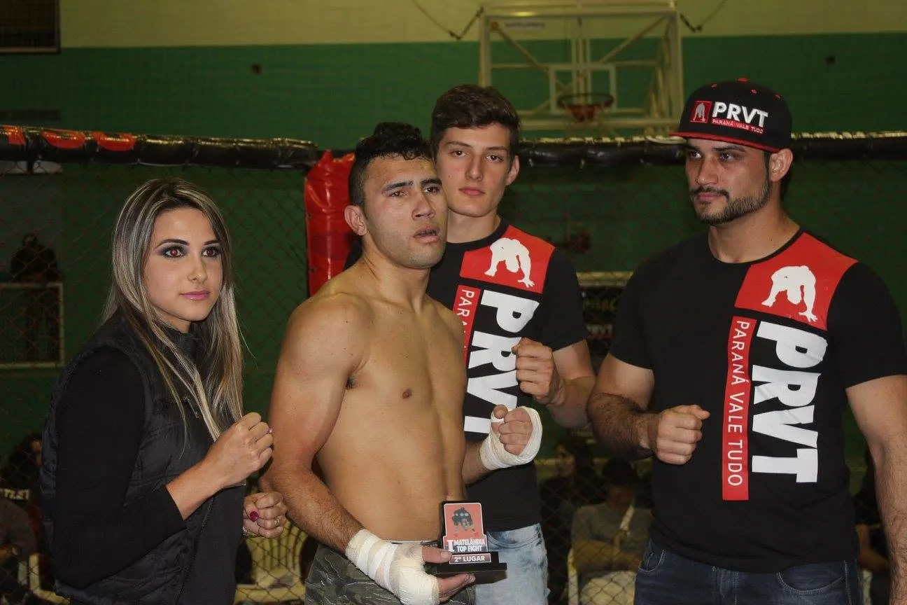 Atleta e equipe após premiação