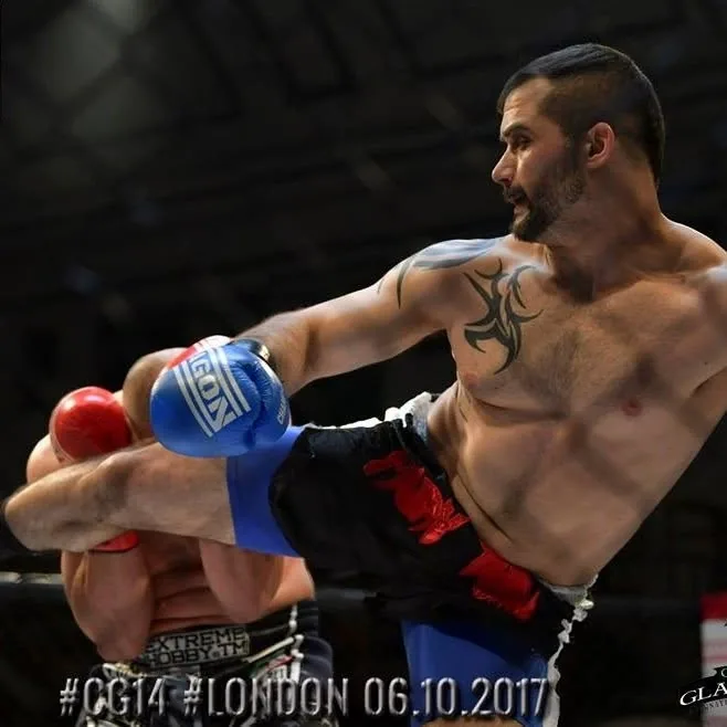 Atleta brasileiro competindo no Mundial de Kickboxing em Londres