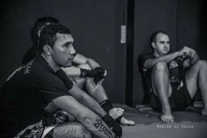 Atletas concentrados antes do treinamento