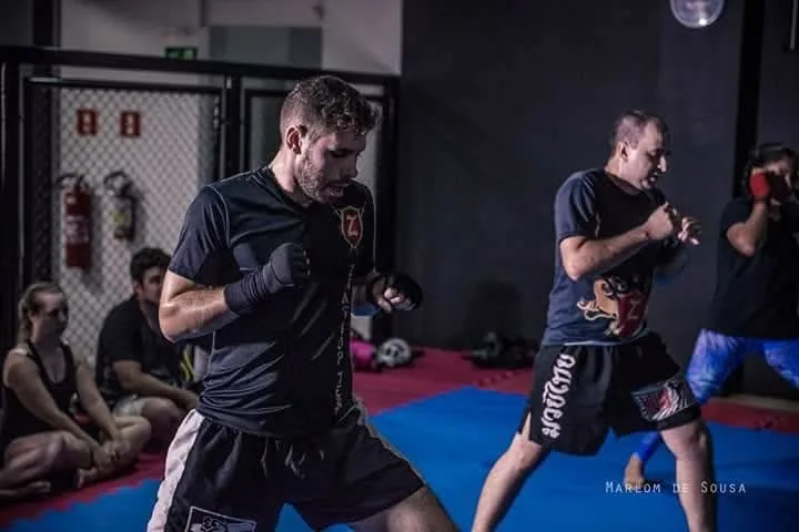 Atletas treinando técnicas de combate